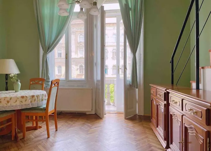 5 Downtown Vintage Apartment With Balcony