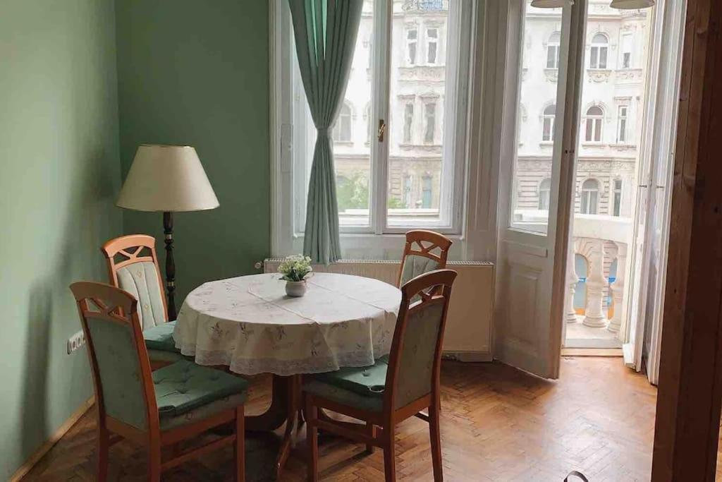 Apartment 5 Downtown Vintage With Balcony
