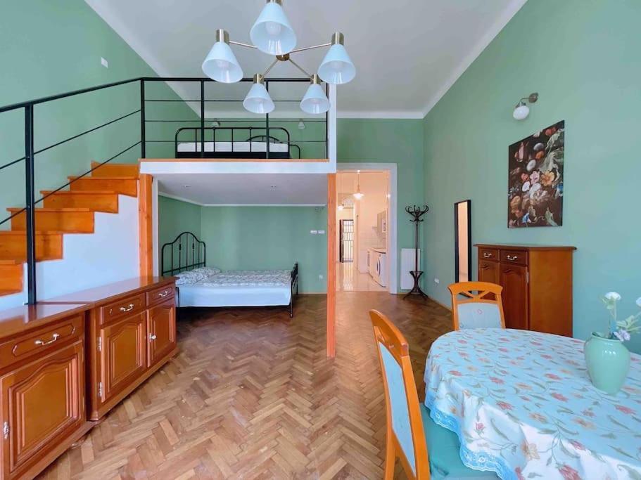 5 Downtown Vintage With Balcony * Budapest