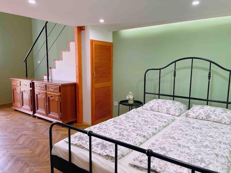 5 Downtown Vintage With Balcony *