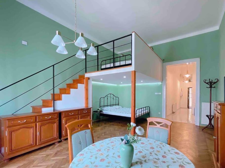 5 Downtown Vintage With Balcony Budapest