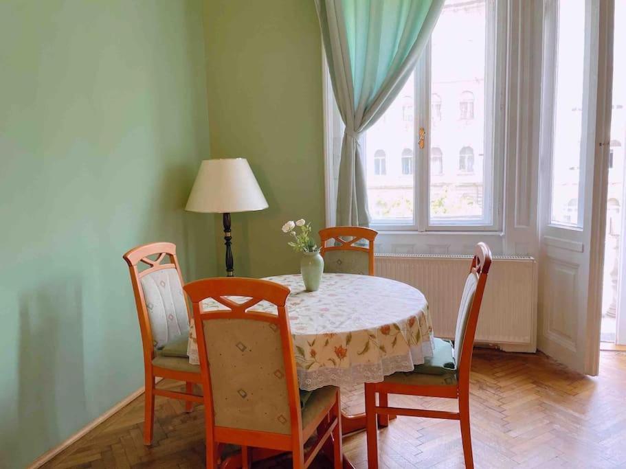 5 Downtown Vintage With Balcony Apartment *