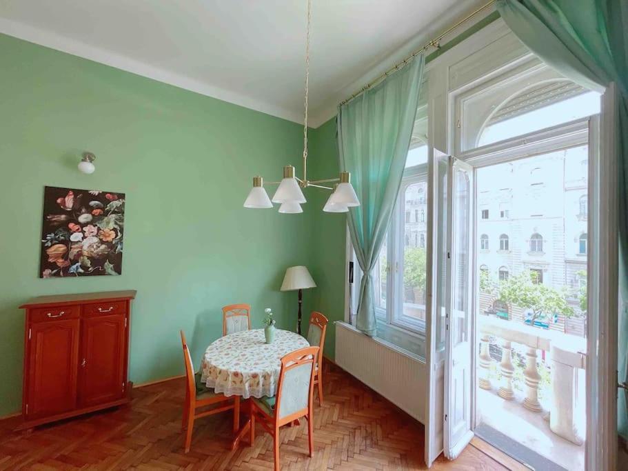 Apartment 5 Downtown Vintage With Balcony