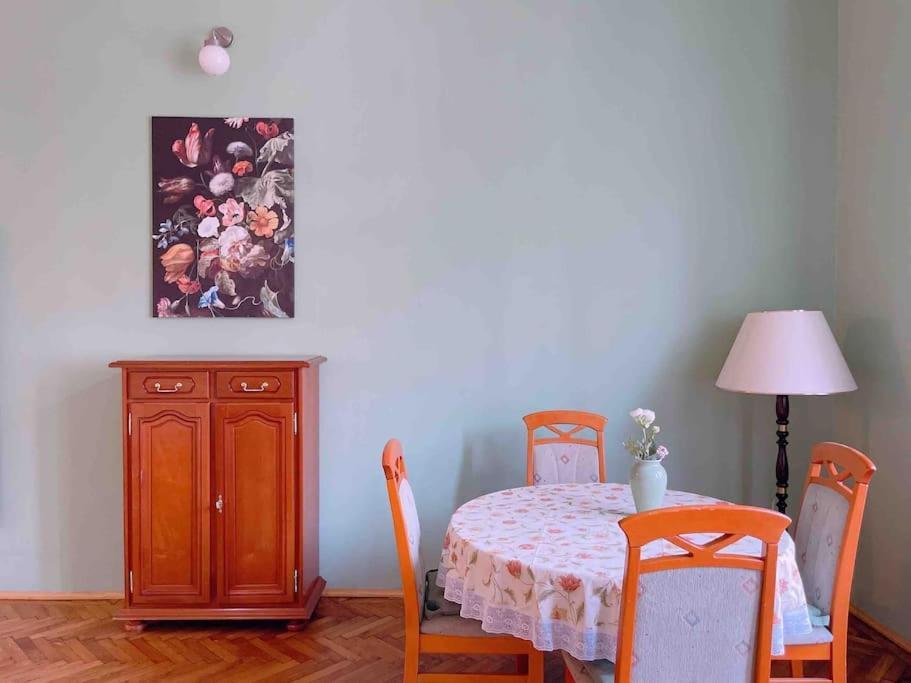 5 Downtown Vintage With Balcony Apartment *