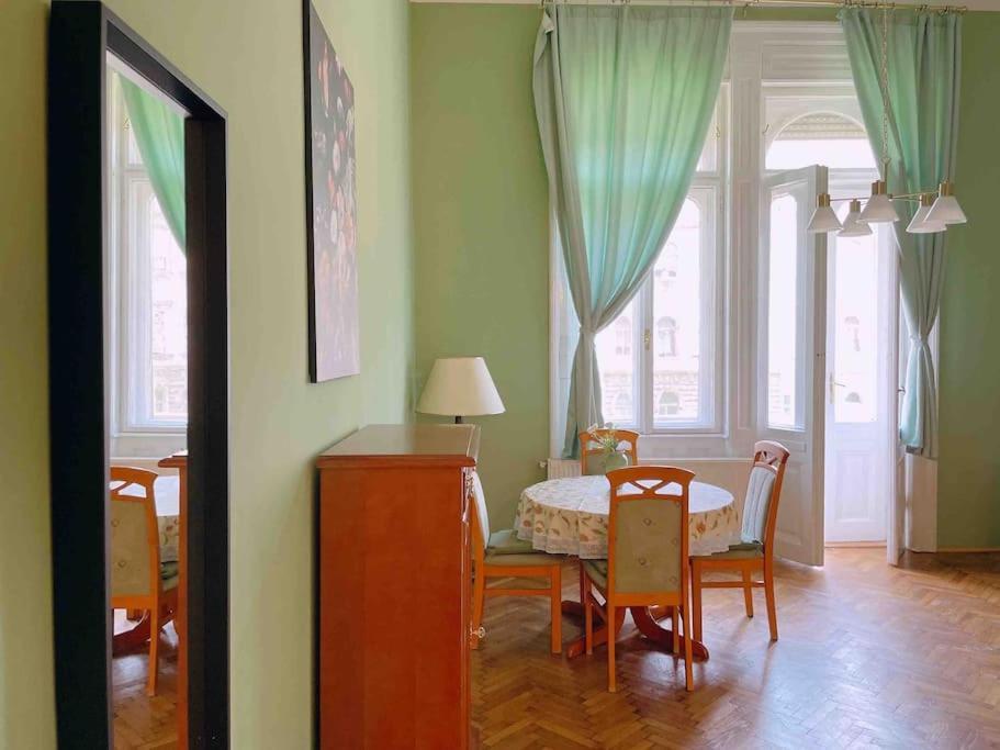 5 Downtown Vintage With Balcony Apartment