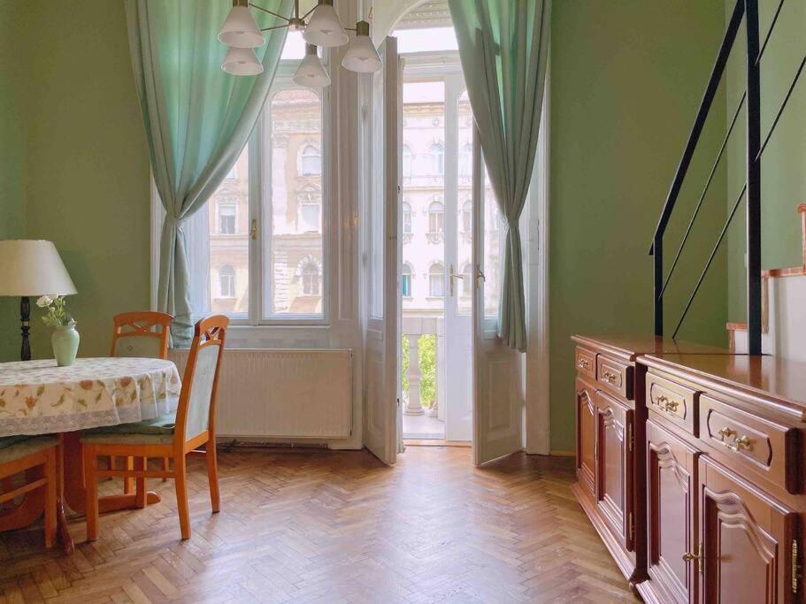 Apartment 5 Downtown Vintage With Balcony Budapest